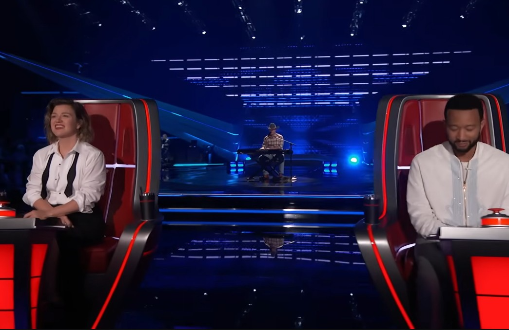 The Voice season 29: Kelly Clarkson makes last minute chair turn for Houston Kelly